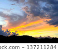 日落天空和山剪影 137211284