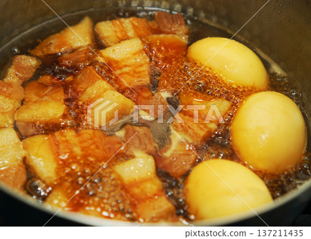 Braised pork cubes and boiled eggs simmered in a pot 137211435