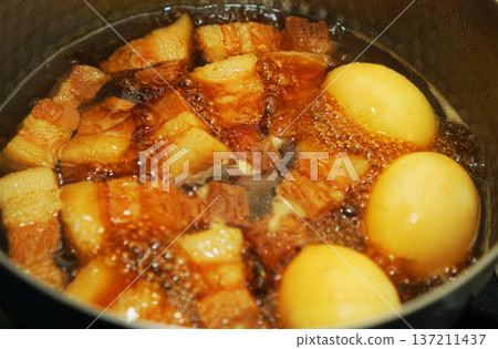 Braised pork cubes and boiled eggs simmered in a pot Braised pork cubes and boiled eggs simmered in a pot 137211437