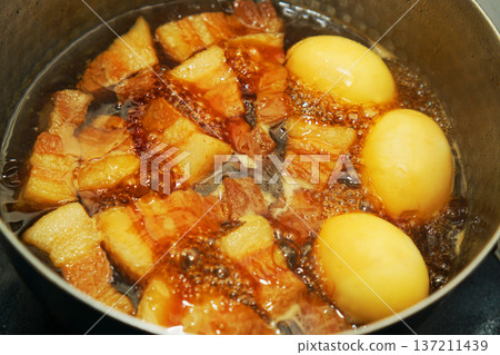 Braised pork cubes and boiled eggs simmered in a pot Braised pork cubes and boiled eggs simmered in a pot 137211439