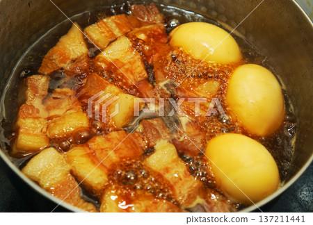 Braised pork cubes and boiled eggs simmered in a pot Braised pork cubes and boiled eggs simmered in a pot 137211441