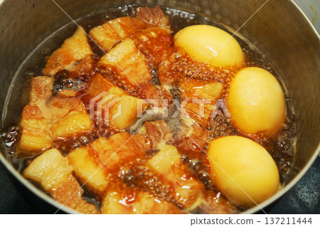 Braised pork cubes and boiled eggs simmered in a pot Braised pork cubes and boiled eggs simmered in a pot 137211444