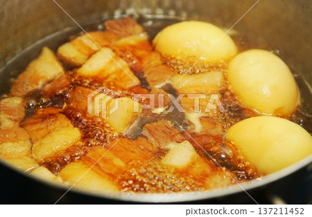 紅燒肉塊和水煮蛋在鍋裡慢燉 137211452