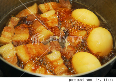 Braised pork cubes and boiled eggs simmered in a pot Braised pork cubes and boiled eggs simmered in a pot 137211455