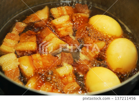 Braised pork cubes and boiled eggs simmered in a pot Braised pork cubes and boiled eggs simmered in a pot 137211456