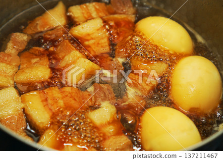 Braised pork cubes and boiled eggs simmered in a pot Braised pork cubes and boiled eggs simmered in a pot 137211467