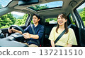 一對笑容滿面的情侶在車上享受兜風的樂趣,20多歲,30多歲,清新綠色,旅行天窗,日本 一對笑容滿面的情侶在車上享受兜風的樂趣,20多歲,30多歲,清新綠色,旅行天窗,日本 137211510