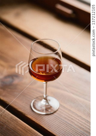 木质桌面上的一杯酒 137212105