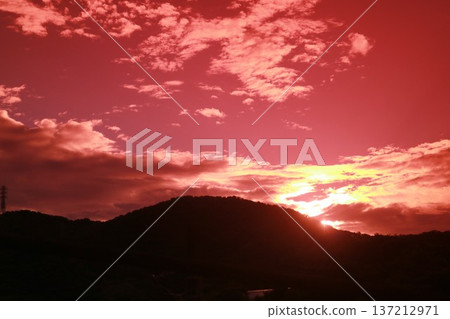 紅色天空與山巒剪影日落風景背景素材 137212971