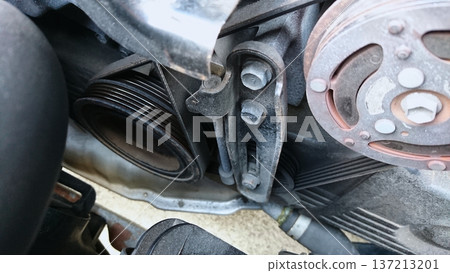 Belt tensioner in the engine compartment Belt tensioner in the engine compartment 137213201