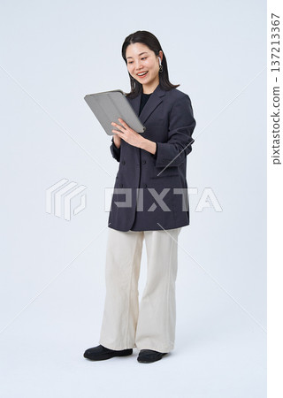使用tablet pc的女商人 使用tablet pc的女商人 137213367