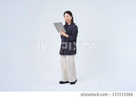 使用tablet pc的女商人 137213368