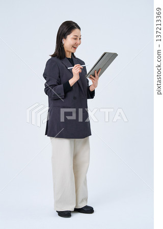 使用tablet pc的女商人 使用tablet pc的女商人 137213369