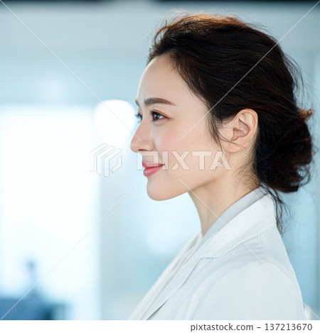 一位身穿白大褂的年輕女子側過臉去 137213670