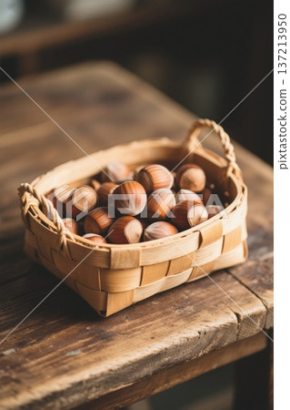 木篮中摆放的榛子坚果 137213950
