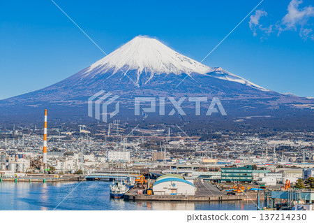 Tagonoura Port in Fuji City and Mount Fuji (Shizuoka Prefecture) 137214230