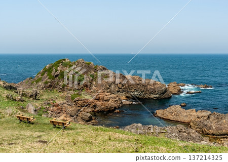 A spectacular view from Ashigezaki Observatory in Hachinohe City, overlooking a panoramic view of the Pacific Ocean and rugged reefs overlooking green hills 137214325