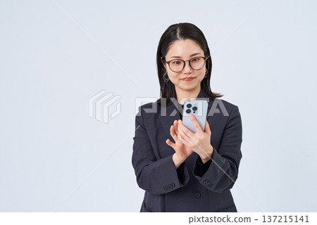 操作智能手機的女商人 137215141