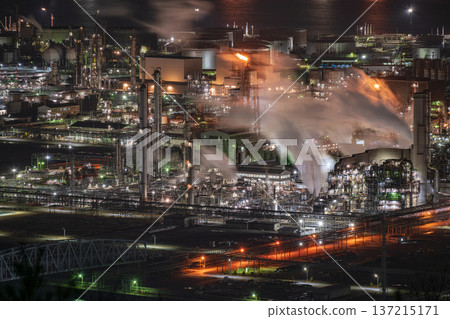 日本岡山縣倉敷市水島綜合體的美麗工廠夜景 137215171