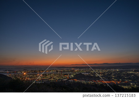 日本岡山縣倉敷市水島綜合體的美麗工廠夜景 137215183