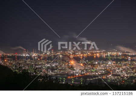 日本岡山縣倉敷市水島綜合體的美麗工廠夜景 日本岡山縣倉敷市水島綜合體的美麗工廠夜景 137215186