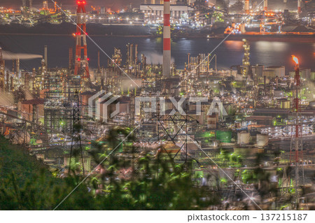 日本岡山縣倉敷市水島綜合體的美麗工廠夜景 日本岡山縣倉敷市水島綜合體的美麗工廠夜景 137215187