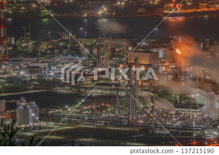 日本岡山縣倉敷市水島綜合體的美麗工廠夜景 137215190