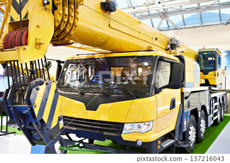 Mobile crane off-road capability 137216043