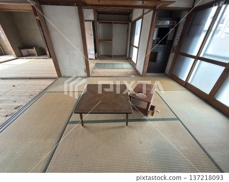 房屋拆除工地，老房子房間裡的矮桌 137218093