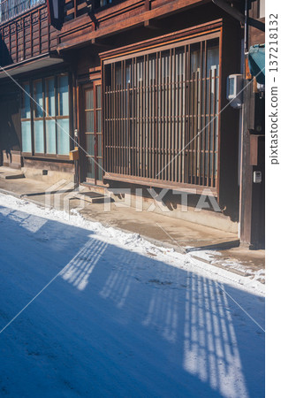 Senbonkoshi and shadows reflected on the snowy road [Narai-juku] 137218132