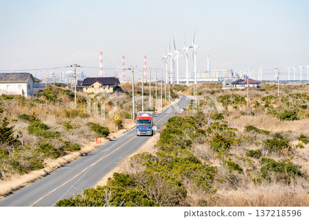 神棲市羽崎的海濱公路、風車和工業區 神棲市羽崎的海濱公路、風車和工業區 137218596