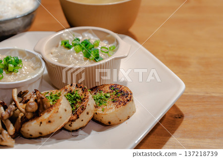 日式套餐，盛於白色方盤：米飯、味噌湯、蒸菜和烤蘿蔔。 137218739