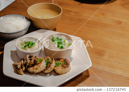 日式套餐晚餐，留有文字空間：主菜、小菜、米飯和味噌湯，盛於白色方盤中。 137218745