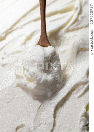 Scoop vanilla ice cream with a spoon Scoop vanilla ice cream with a spoon 137220757