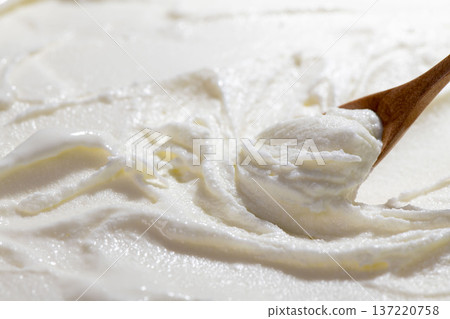 Scoop vanilla ice cream with a spoon 137220758