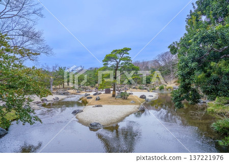 寧靜的日式庭園景觀,傳統的松樹與溪流和諧共存。 寧靜的日式庭園景觀,傳統的松樹與溪流和諧共存。 137221976