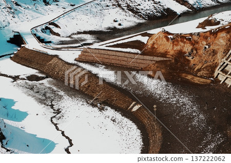 【神奈川縣】由於遭遇創紀錄的乾旱，神奈川縣道64號的一段被淹沒的路段數十年來首次從宮瀨湖底露出水面。 137222062