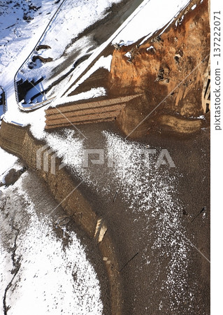 【神奈川縣】由於遭遇創紀錄的乾旱,神奈川縣道64號的一段被淹沒的路段數十年來首次從宮瀨湖底露出水面。 【神奈川縣】由於遭遇創紀錄的乾旱,神奈川縣道64號的一段被淹沒的路段數十年來首次從宮瀨湖底露出水面。 137222071