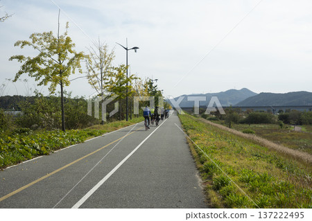 Han River bike path 137222495