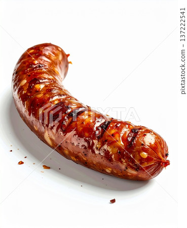 一塊酥脆的粗磨香腸置於純白色背景的中央。 137222541