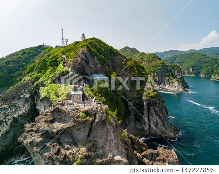 無人機拍攝的伊羅佐基海洋公園。美麗的白色伊羅佐基燈塔和石室神社坐落在海岬頂端的懸崖上。 無人機拍攝的伊羅佐基海洋公園。美麗的白色伊羅佐基燈塔和石室神社坐落在海岬頂端的懸崖上。 137222856