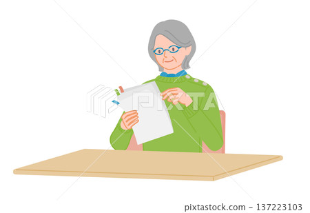 老婦人正在用便利貼檢查文件。日本老年人在室內書桌前閱讀。 137223103