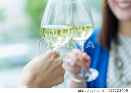 一對情侶舉杯碰杯 一對情侶舉杯碰杯 137223409