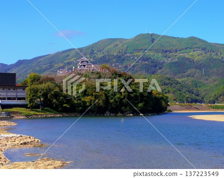 Ozu Castle seen from the Hijikawa River (Ozu City, Ehime Prefecture) Ozu Castle seen from the Hijikawa River (Ozu City, Ehime Prefecture) 137223549