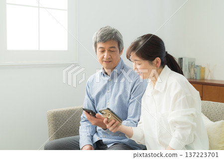 使用智能手機的資深夫婦 137223701