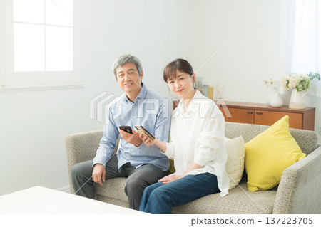 使用智能手機的資深夫婦 137223705