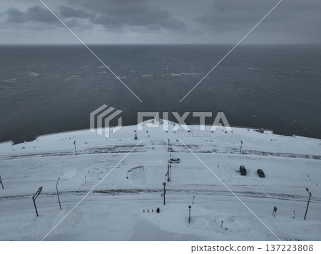 清晨雪中的宗谷岬鳥瞰圖，日本最北端海岸 137223808