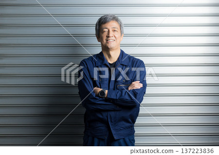 工作服的老人 137223836