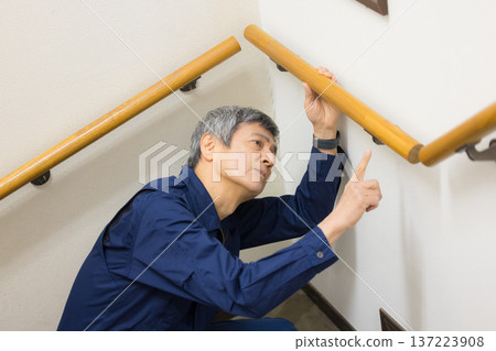 工人在檢查扶手 137223908