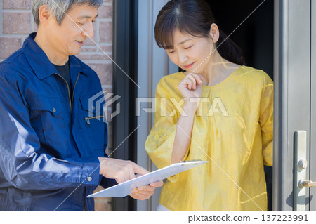 A man in work clothes explaining at the entrance A man in work clothes explaining at the entrance 137223991